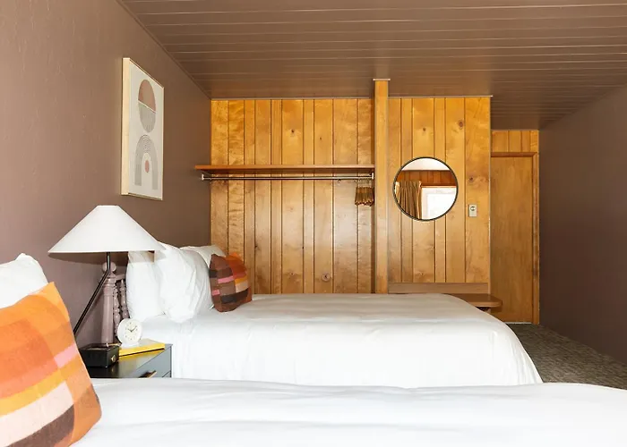 The Ellison Inn & Lounge