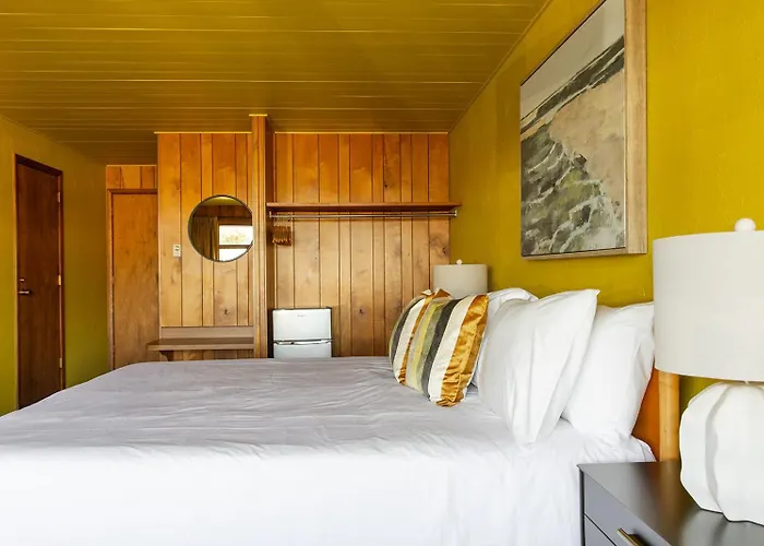 The Ellison Inn & Lounge